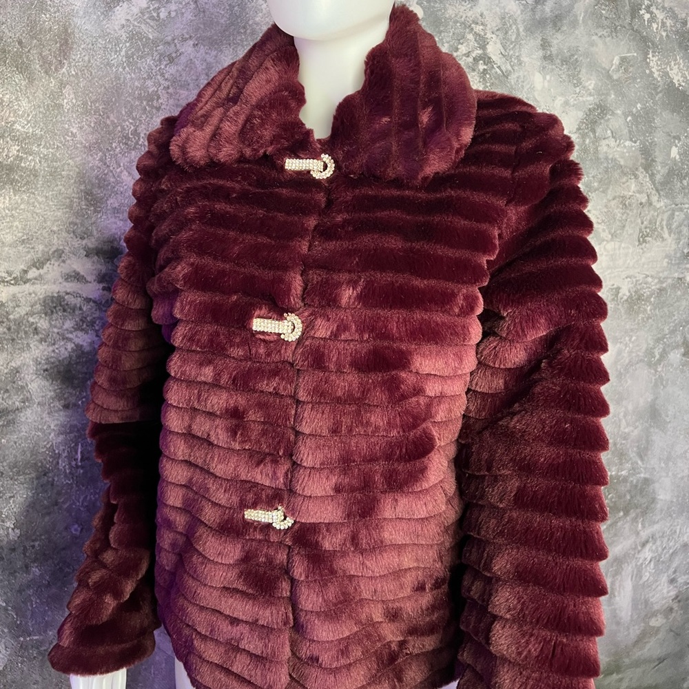 Donna Salyers Fabulous Furs - Picture 9 of 15